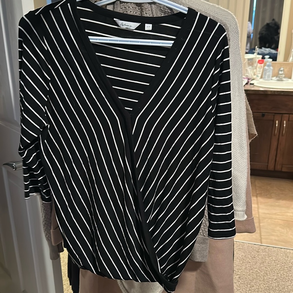 Reitman medium top black and white cross over with mini button